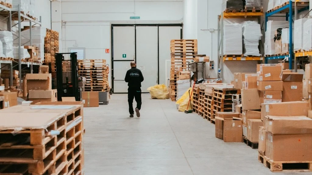 Il magazzino di Momoka, azienda di logistica per eCommerce, con pallet e scaffalature