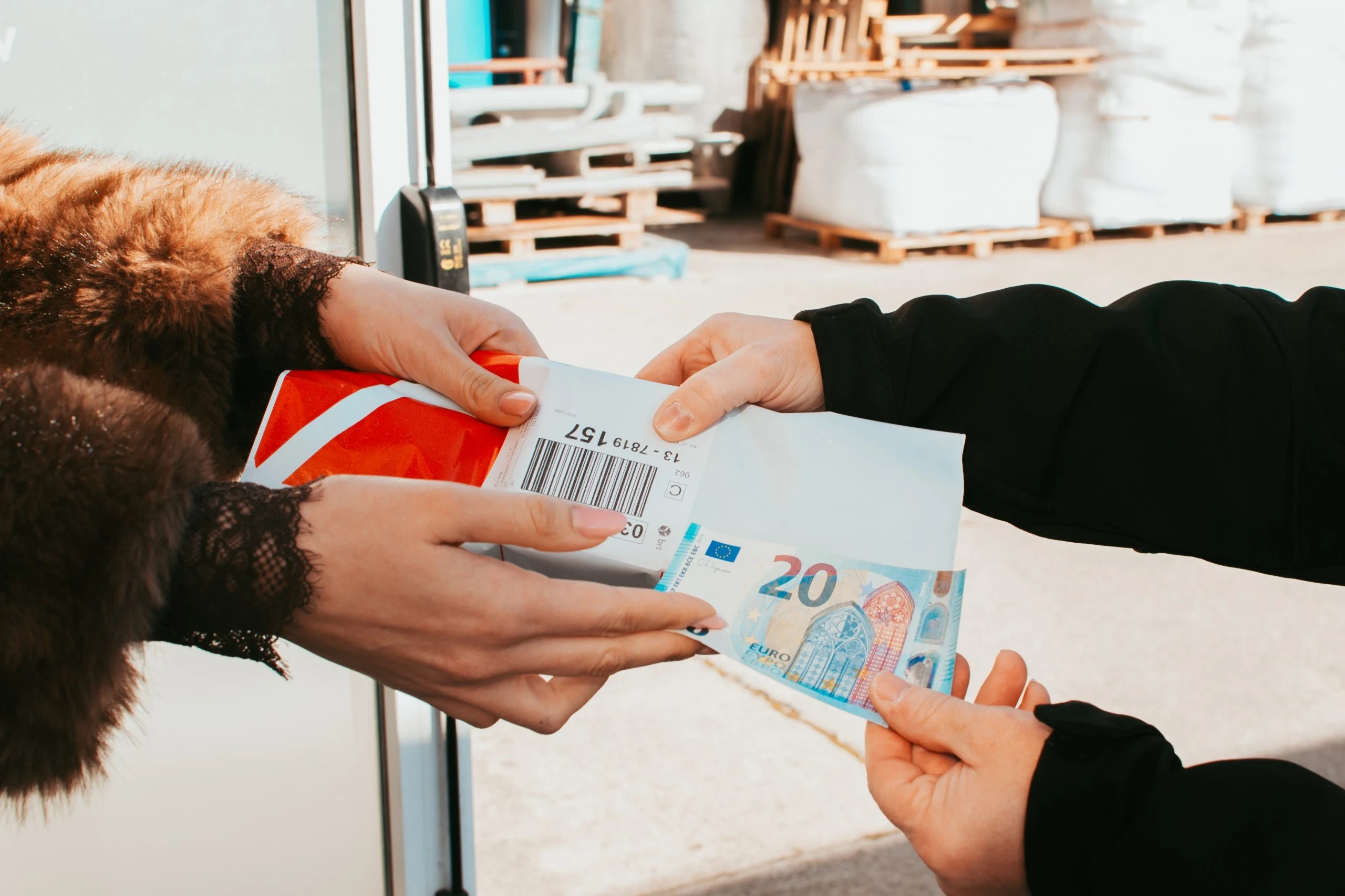 Consegna di un pacco in contrassegno con pagamento in contanti al corriere
