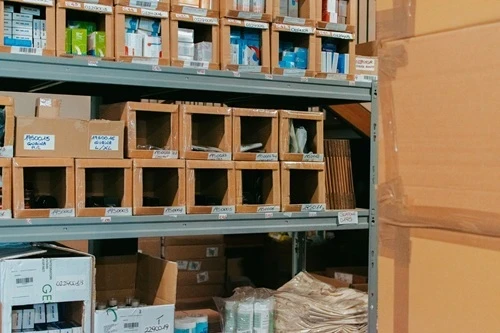Panoramica dell'hub logistico 3PL di Momoka predisposto per lo stoccaggio e il fulfillment di e-commerce con alti volumi di vendita.