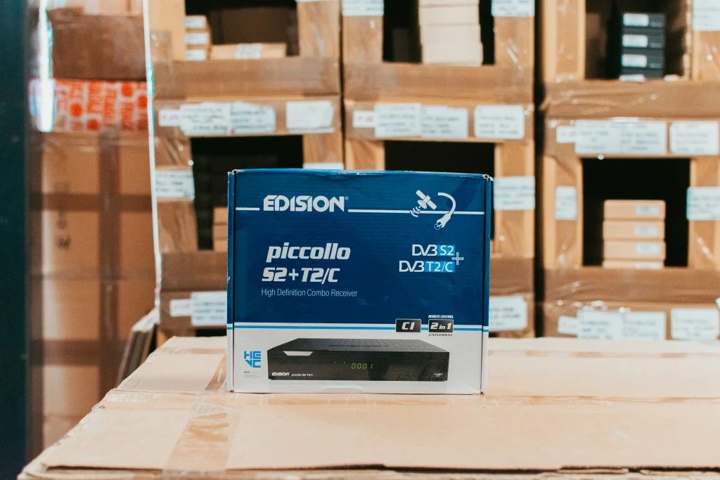 Prodotto elettronico imballato davanti alle scaffalature del magazzino Momoka