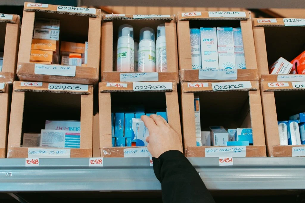Logistica farmaceutica: scaffali organizzati per lotti e scadenze in magazzino Momoka