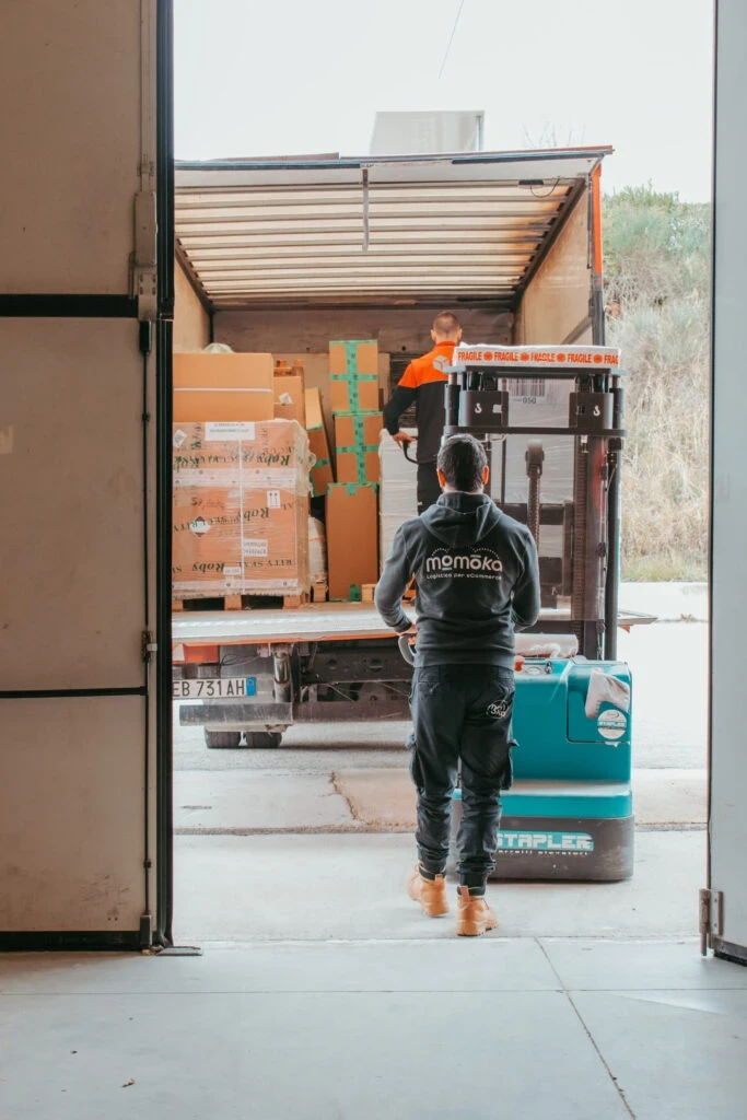 Logistica terminal: movimentazione container, gru e trasporto merci per e-commerce Momokacorp