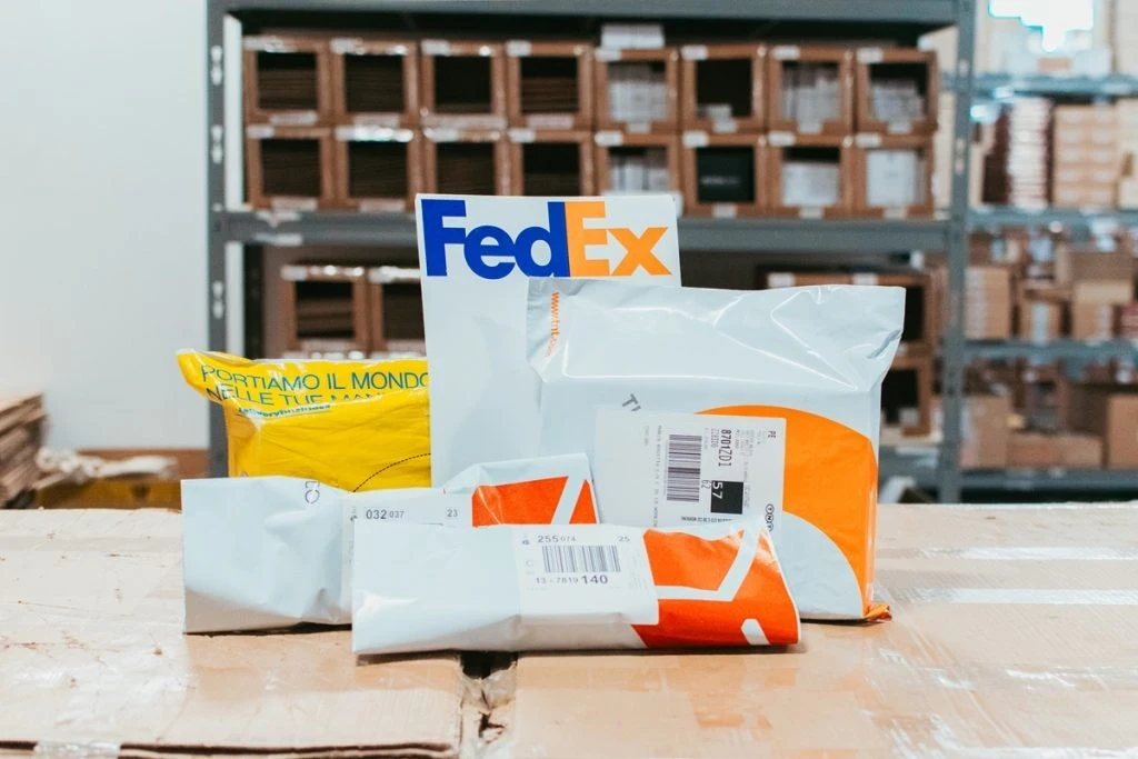 Pornti alla spedizione nel magazzino di Momokacorp, che riportano il logo di Fedex e Poste Italiane