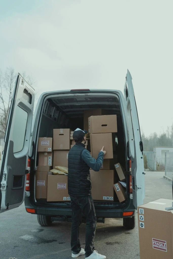 Operatore Momoka carica camioncino