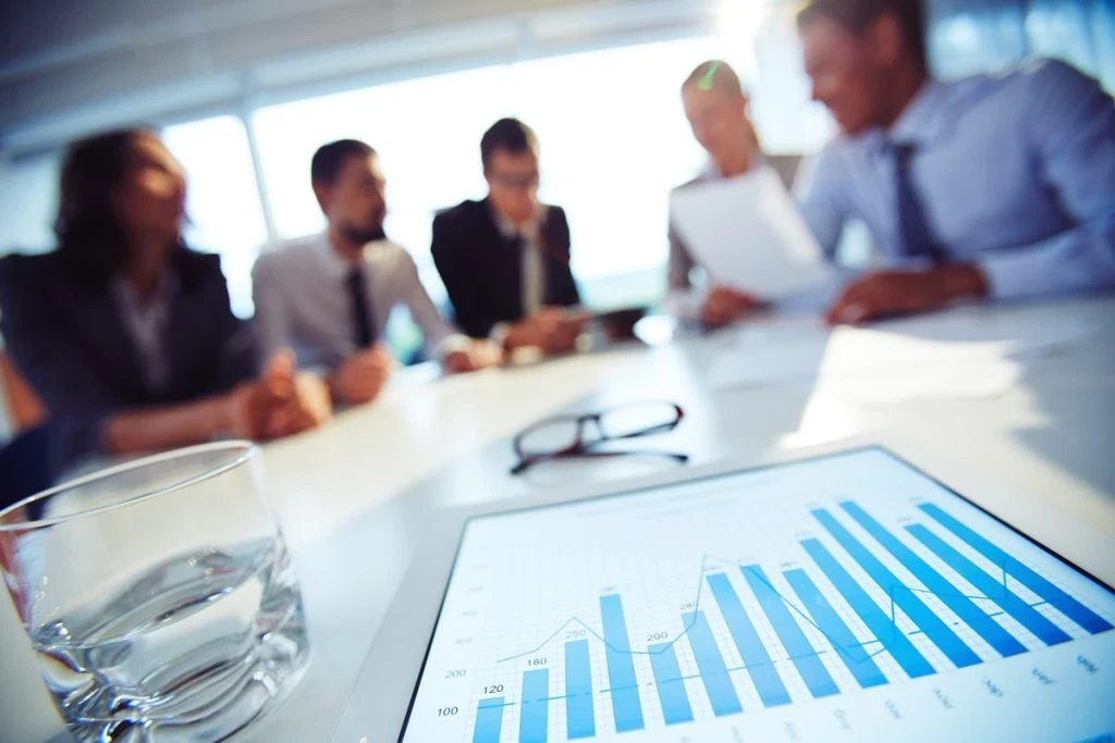 Riunione di lavoro con grafici sul tavolo