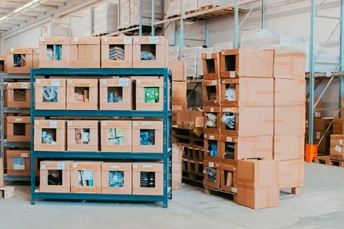 Panoramica dell'hub logistico 3PL di Momoka predisposto per lo stoccaggio e il fulfillment di e-commerce con alti volumi di vendita.