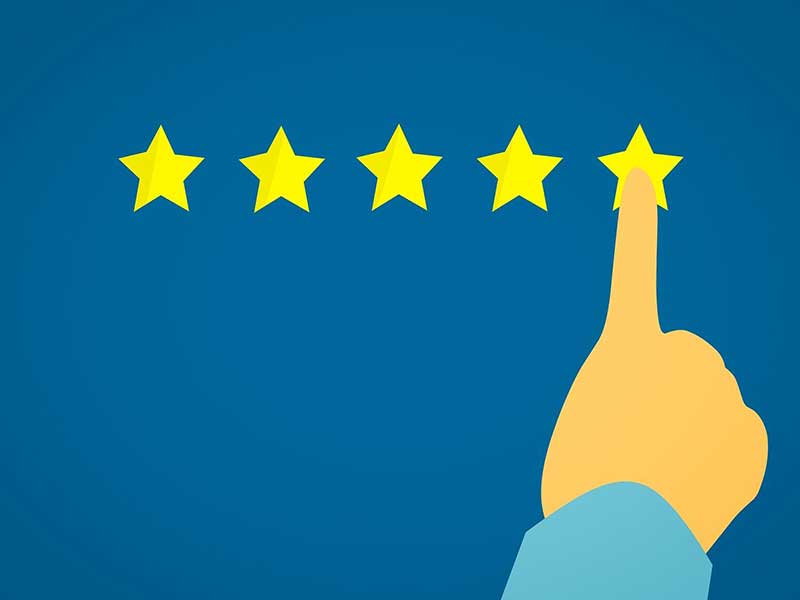 Mano che seleziona la quinta stella: mettiamo al primo posto il cliente