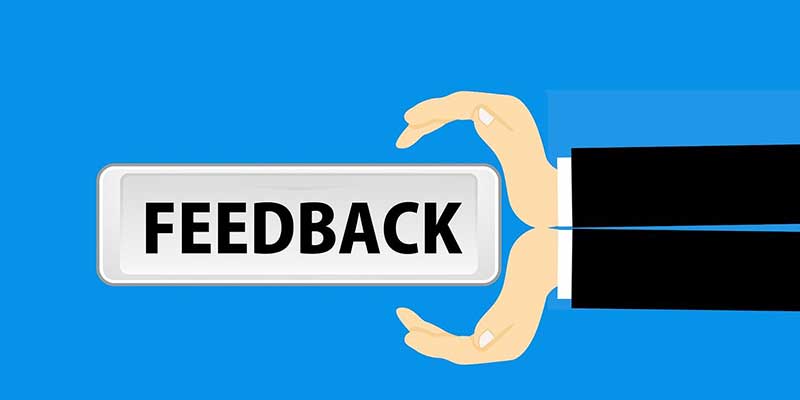 Illustrazione di mani che tengono il cartello "FEEDBACK": raccolta dei pareri dei clienti per migliorare il customer service eCommerce