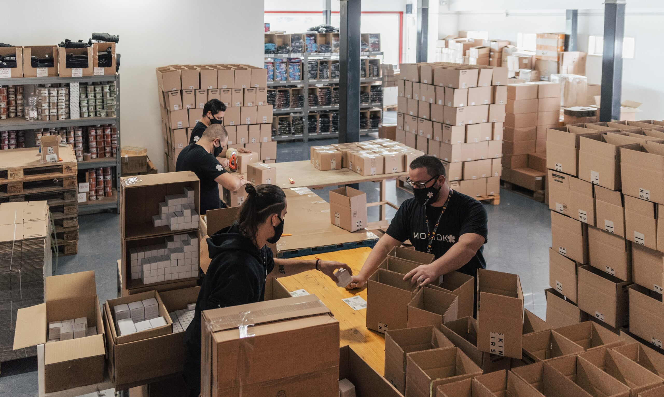 Team Momokacorp: operatività e sicurezza nell'imballaggio ordini e-commerce in magazzino