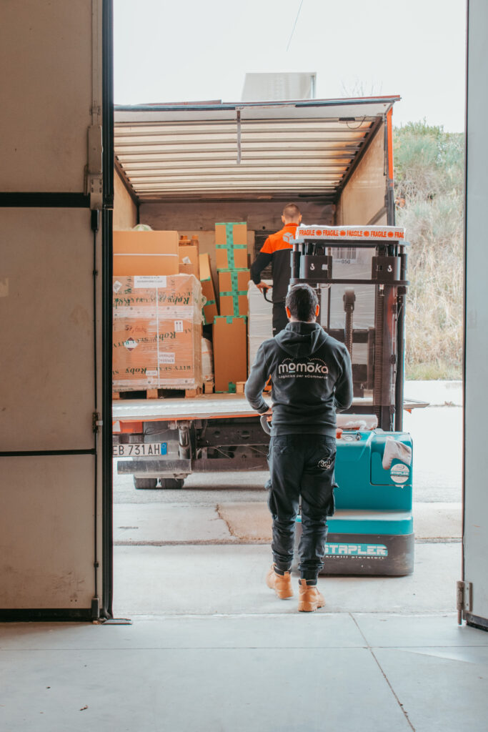 Logistica terminal: movimentazione container, gru e trasporto merci per e-commerce Momokacorp