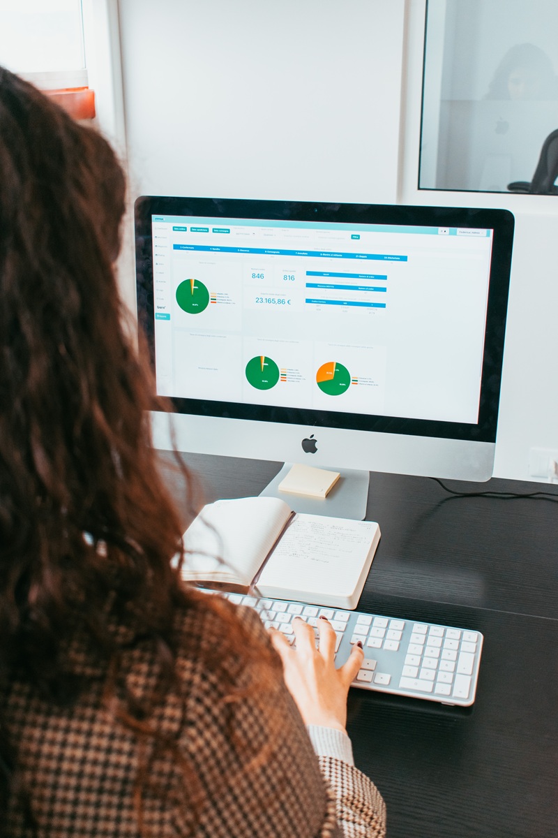 Operatrice del team Momoka al lavoro sulla dashboard digitale per la gestione degli ordini e il monitoraggio della logistica cosmetica in tempo reale.