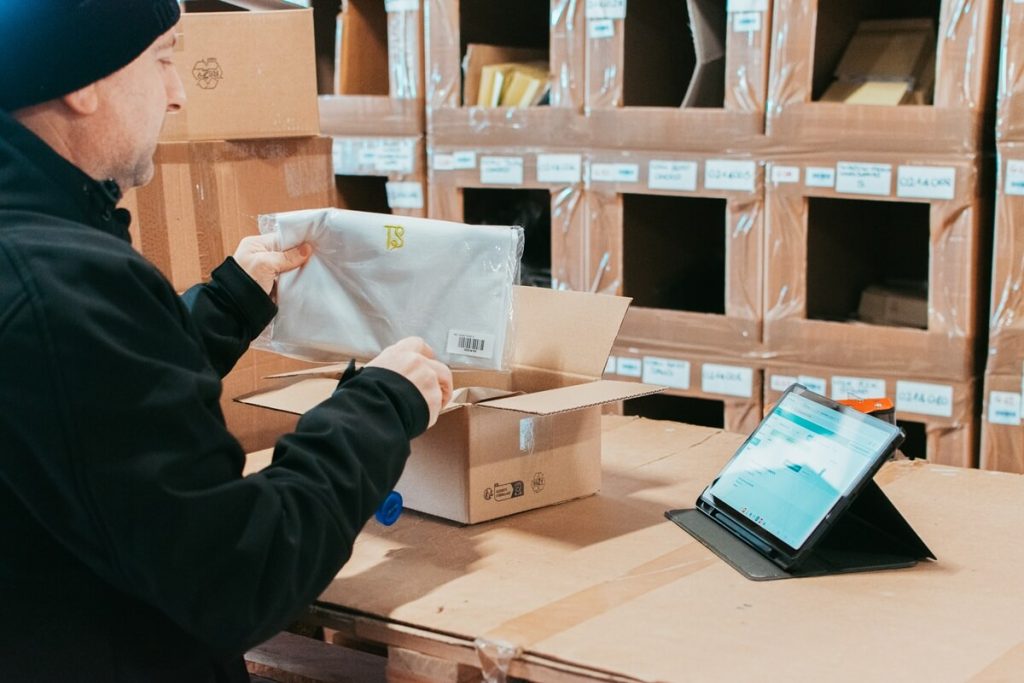 Magazziniere Momoka che controlla lo stato di un prodotto reso per controllare sia idoneo alla rivendita.