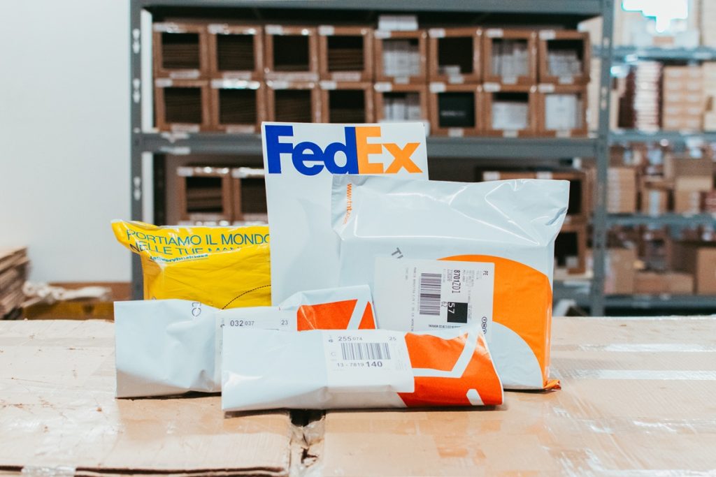 Pornti alla spedizione nel magazzino di Momokacorp, che riportano il logo di Fedex e Poste Italiane