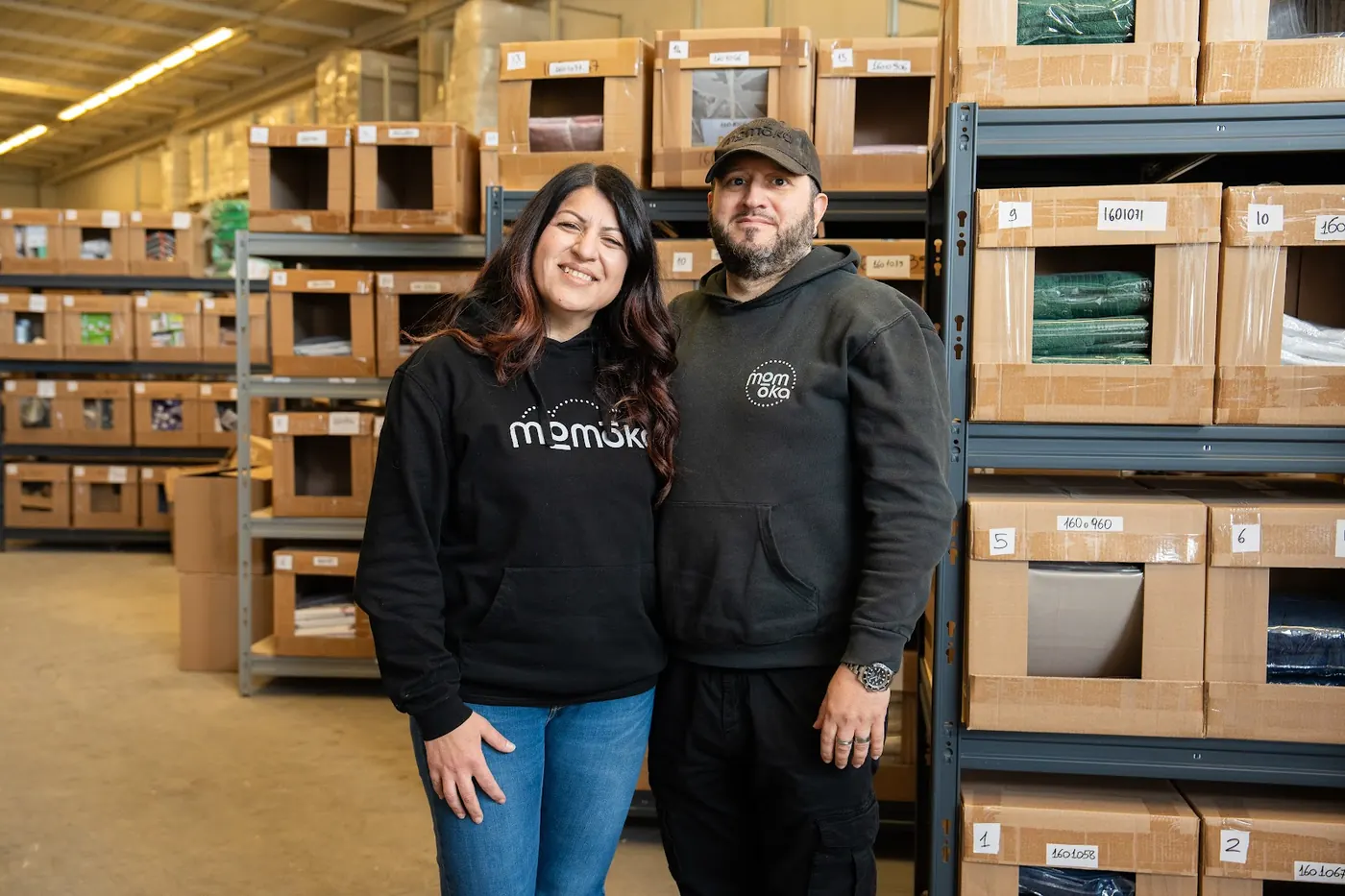 Debora Carofiglio e Vitangelo Marchegiani, fondatori di Momoka, nel magazzino di logistica eCommerce