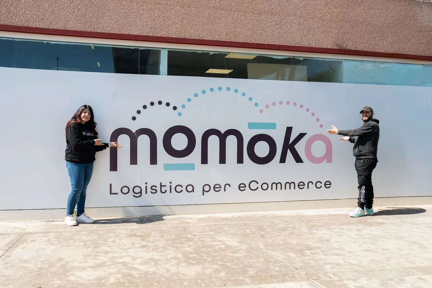 I fondatori davanti all'insegna della sede Momoka, logistica per eCommerce a Città Sant'Angelo (Pescara)