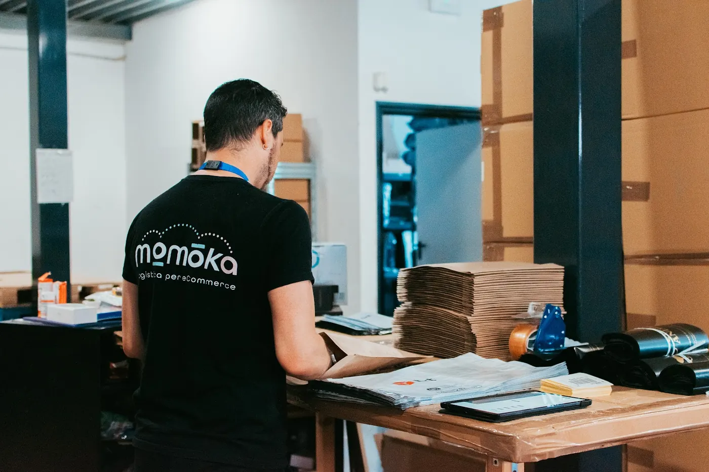 Operatori Momoka al lavoro nella postazione di imballo degli ordini eCommerce
