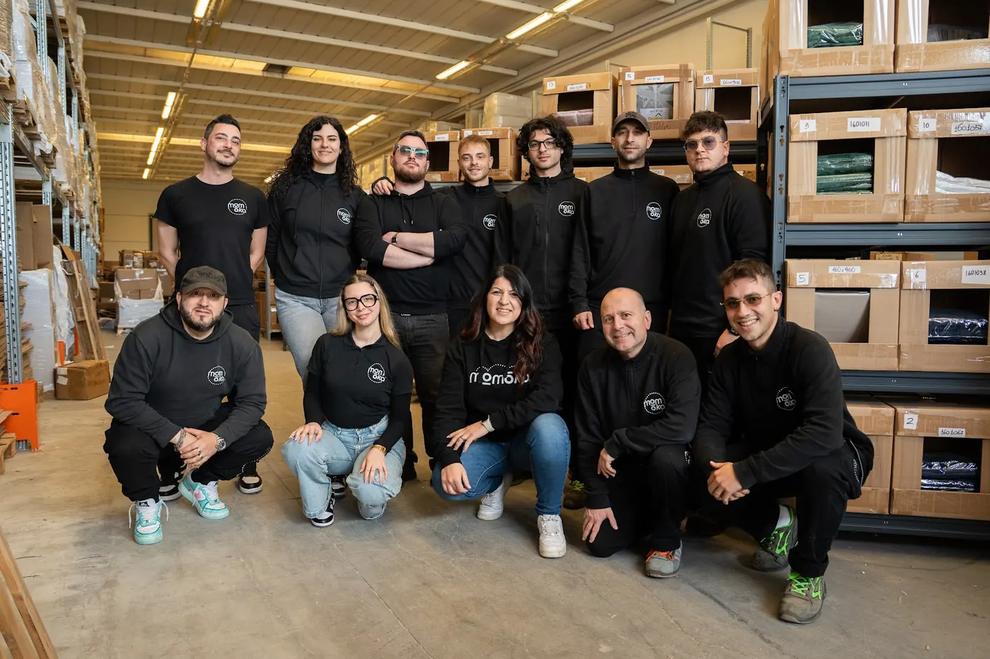 Il team Momoka nel magazzino di logistica per eCommerce