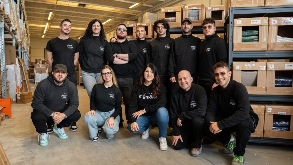 Il team di Momoka, logistica 3PL per eCommerce, nel magazzino di Città Sant'Angelo